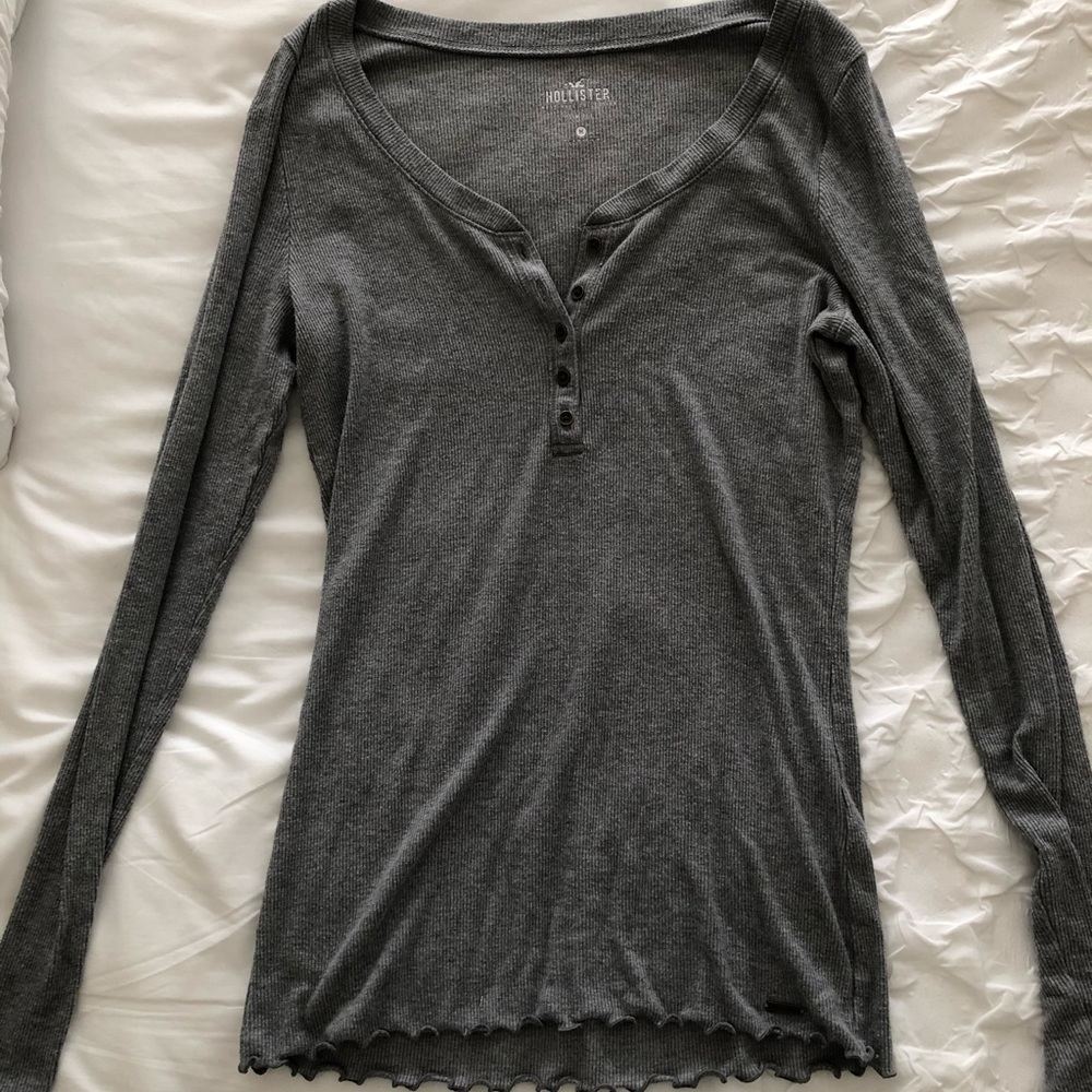 Gray Hollister Henley ribbed tee w ruffle bottom